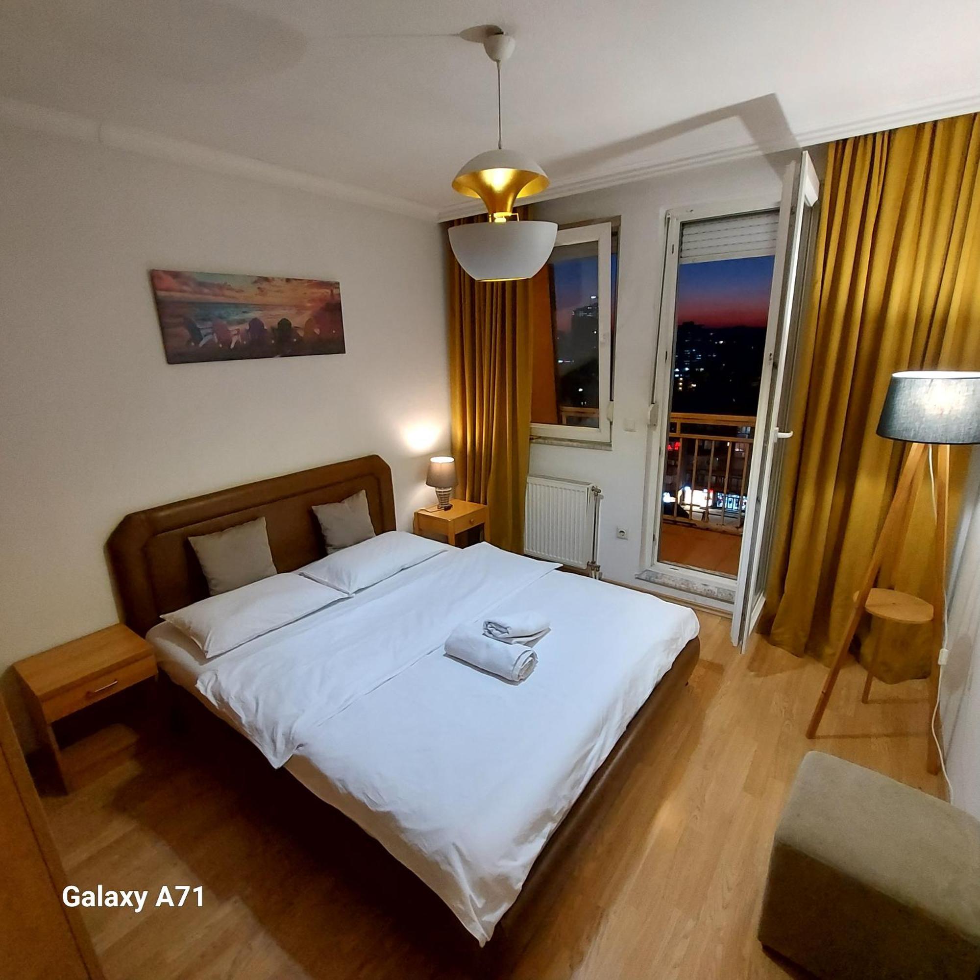 Gorgeous Apartment With City View In The City Center พริสตีนา ภายนอก รูปภาพ
